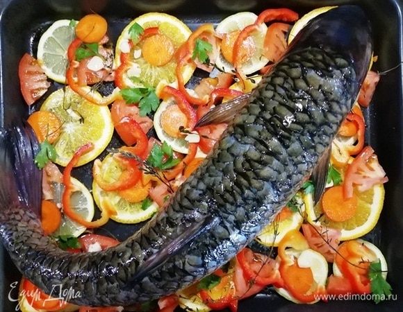 Укладываем рыбу на овощи.