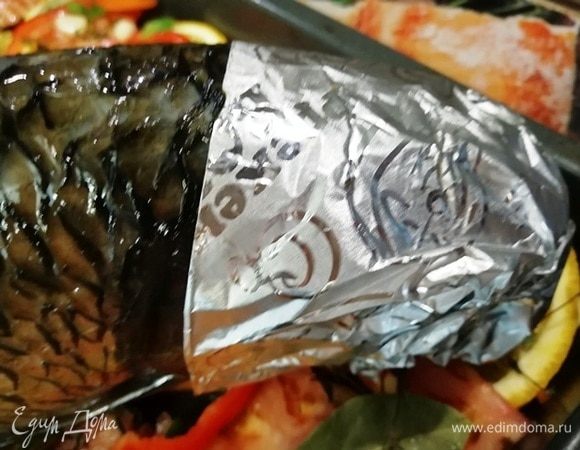 Голову рыбы оборачиваем «шапочкой» из фольги. Бабушка-амур, очаровательно) Зато голова не сгорит и не потрескается.