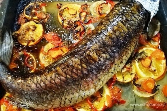 Запекаем в духовке при 180°C в течение 1 часа. Овощи, апельсины и лимон красиво карамелизуются, кожа рыбы зарумянится, а рыба хорошо пропечется.