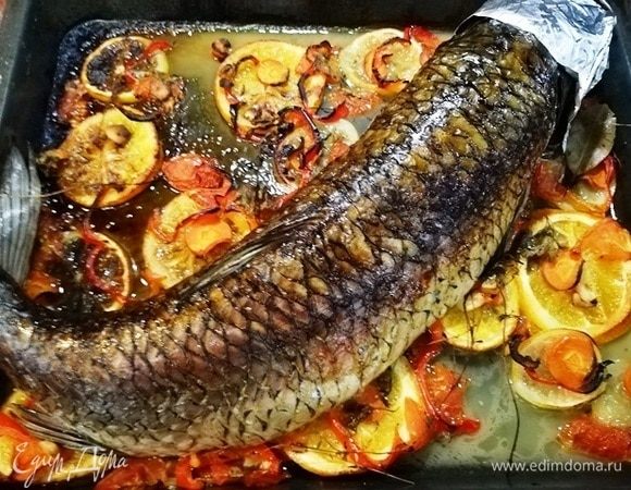 Запекаем в духовке при 180°C в течение 1 часа. Овощи, апельсины и лимон красиво карамелизуются, кожа рыбы зарумянится, а рыба хорошо пропечется.