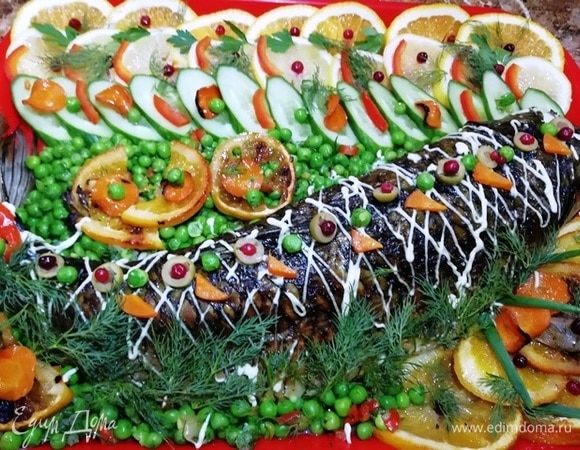 Подаем белого амура с запеченными и свежими овощами, украсив зеленью и майонезом.