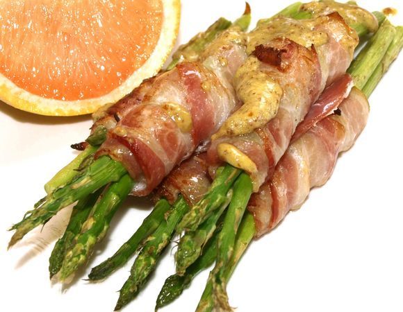 Выкладываем на тарелку, поливаем горчичным соусом. Подаем с грейпфрутом или ломтиком лимона. Мне нравится с грейпфрутом.