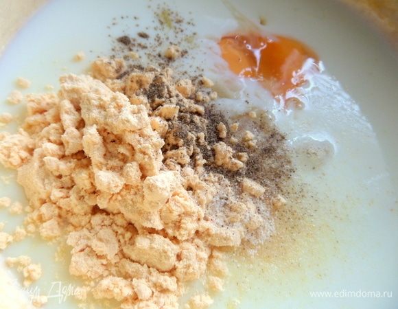 Делаем основу — заливное тесто на кефире или йогурте. Одно яйцо я заменила яичным порошком (1 ст. л.). Одно сырое взяла для связки. Но, возможно, достаточно будет одного яйца.