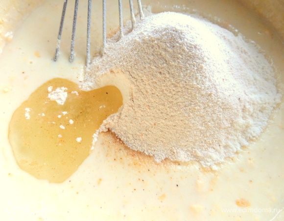 Добавить соль, перец, масло и муку. У меня часть муки с паприкой — остатки панировки для луковых колечек.