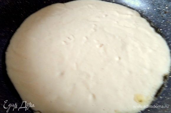 Смазать сковороду с толстым дном и вылить тесто.