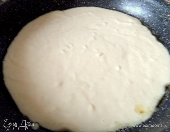 Смазать сковороду с толстым дном и вылить тесто.