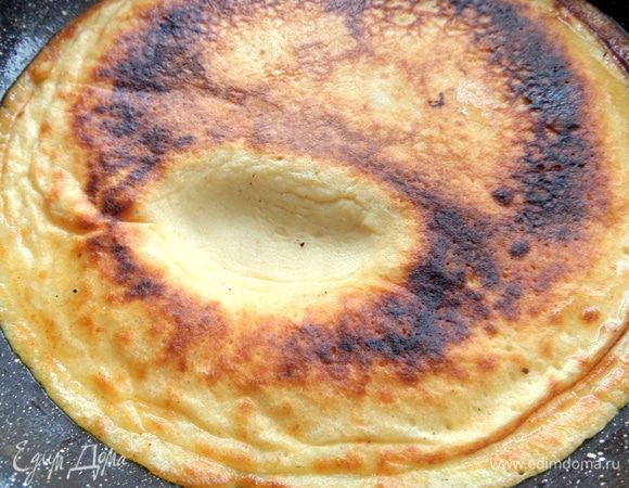 Когда дно схватится, смотрим, можно ли блин уже перевернуть.