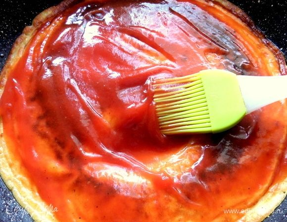 Смазать кетчупом сразу после переворачивания. У меня сладкий, с корицей.