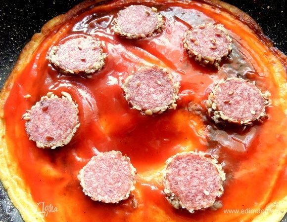 Распределить колбасу сверху.