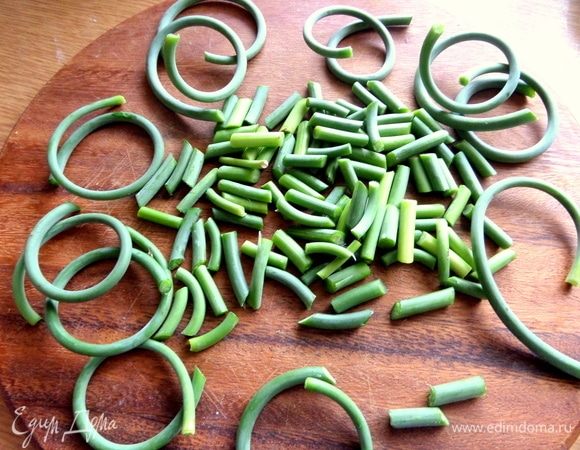 Стрелки бланшировать в кипятке до полуготовности, иначе они останутся хрустящими.