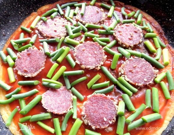 Нарезать и посыпать основу.