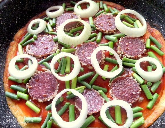 Несколькими колечками лука или зеленым луком посыпать.