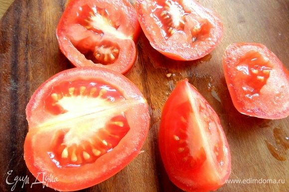 Разделить томаты на кружочки.