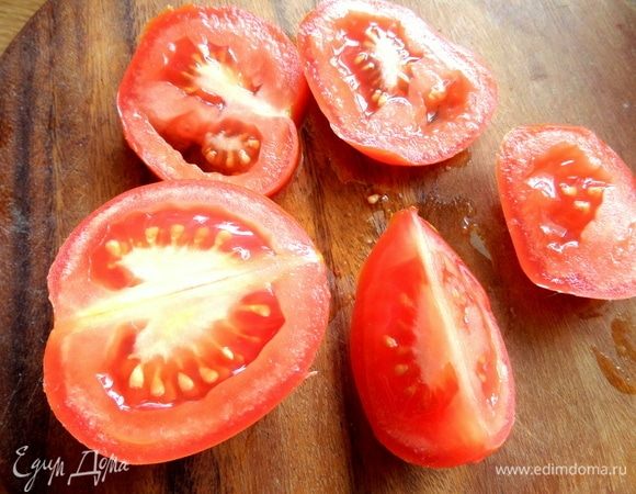Разделить томаты на кружочки.