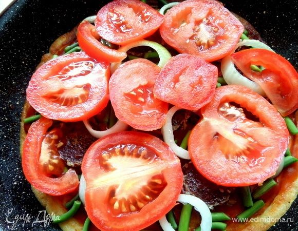 Распределить сверху. Можно добавить сладкий перец.