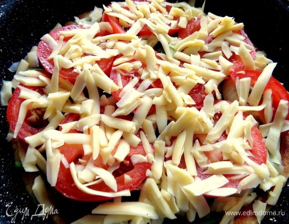 Густо посыпать тертым сыром.