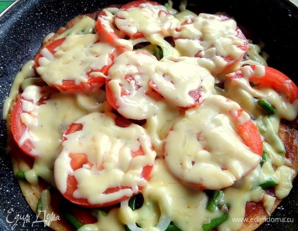 Накрыть крышкой и держать на маленьком огне минут 15–20 (или дольше), но следить, чтобы низ не подгорел.