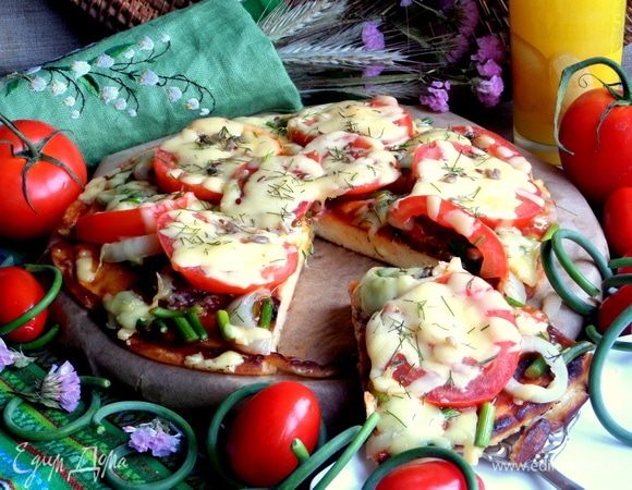 Итак, попробуем. Тесто очень нежное мягкое, конечно, не как у настоящей пиццы.