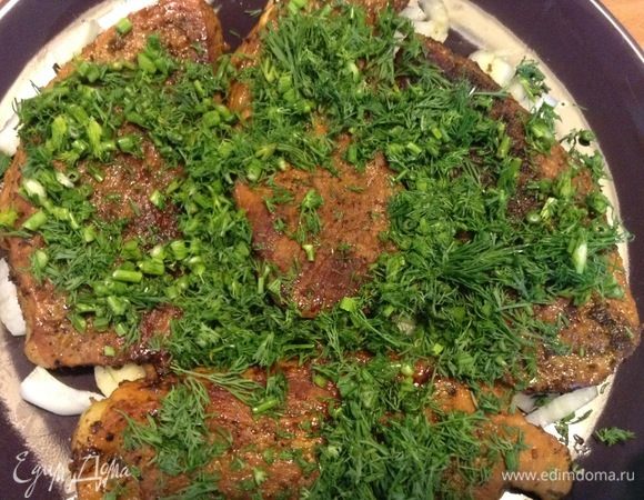 С половины килограмма мяса отлично нарезается 4 куска (поперек волокон) толщиной 1,5–2 см. На раскаленную сковородку льем растительного масла чуть, кладем мясо, сверху — солим, перчим, мелконарезанный и подавленный на доске ножом чеснок кладем. На каждый кусок мяса — по одном зубчику. Жарим минут 7. Перевернули. Снова на каждый кусок — соль, перец и чеснок по одному зубчику измельченному. 7 минут. Долили чуть-чуть воды и плотно крышкой накрыли, огонь уменьшили и чуть дали потушиться. Так будет жареное, но мягкое:) На тарелку мелконашинкованный репчатый лук. Готовое мясо кусками выложили на эту луковую подушку. Сверху мелконашинкованным укропом посыпали хорошенько. Закрыли крышкой или миской какой, чтобы создалась «парная баня». Сколько хватит терпения, ждем:) Ну, и по тарелкам. А лучше — по досочкам...