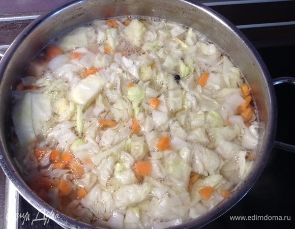 Сперва, конечно, сварили мясной бульон. Немножко ребрышек телячьих (на рынке очень недорого) мясных, может, грудинка. Ребрышки хороши тем, что можно сразу нарезать на порционные кусочки, в каждом — косточка с мясцом. Я, когда варю (1 час и 30 минут на медленном огне), кладу целиком одну луковицу репчатую и одну головку чеснока целиком, в конце их выдавливаю (соки) в бульон и удаляю из него. Как мясо сварилось, достали его на тарелку. В бульон (кипящий) закинули нашинкованные капусту, морковь, помидорку, варим минут 15.