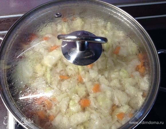 Варим, конечно, под закрытой крышкой. Дабы не улетучилось ничего драгоценного:)