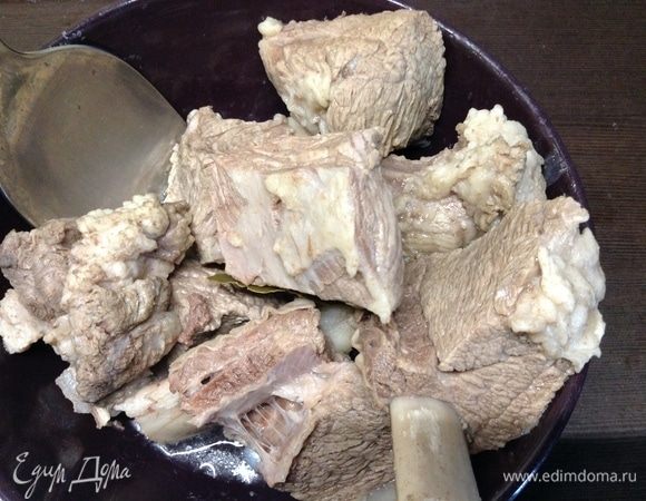 Мясо, как и обсудили выше, как сварилось — достали, пусть ждет :)