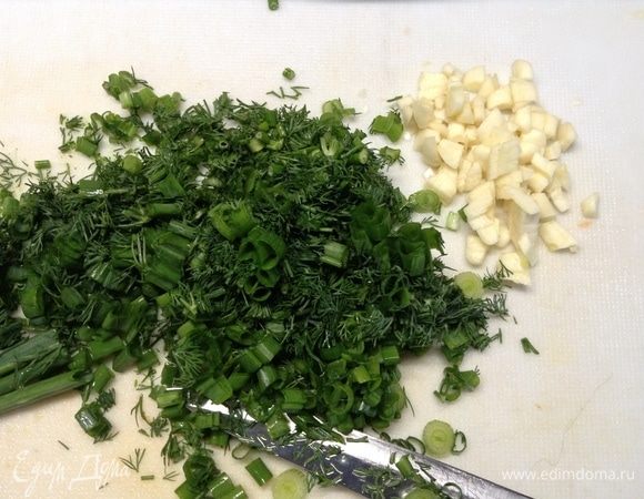 Пока овощи в бульоне варятся, шинкуем лук зеленый и укроп свежий, чеснок вторую головку разбираем на зубчики и мелко-мелко нарезаем.