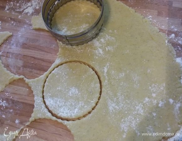 Я сделала по-другому. Раскатала на припыленной мукой поверхности тесто, не тонко, приблизительно 2–3 мм толщиной. Вырубками диаметром 10 см выдавить круги.