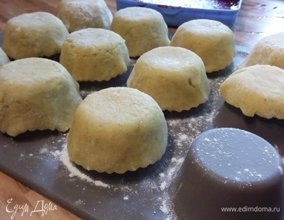 У меня получилось 10 штук. И одна совсем маленькая, она будет для меня для дегустации. Вот в таком виде я и отправила тесто в холодильник на 2 часа.