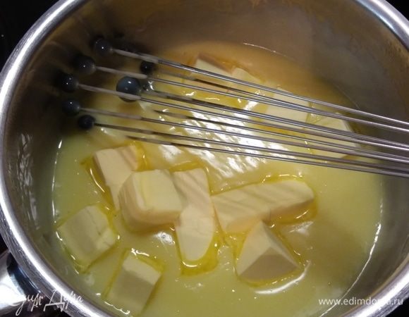 Чтобы приготовить крем-пудинг нужно отмерить молоко. Большую часть молока отлить в сотейник, добавить сахар и поставить разогреваться. В остальном молоке развести порошок ванильного пудинга (если его нет, возьмите столько же крахмала+ваниль). Влить пудинг в закипающее молоко и, помешивая венчиком, заварить пудинг. Добавить масло, нарезанное на кусочки, и вмешать до полного его растворения. Чтобы пудинг не заветрился, нужно накрыть его контактным способом пищевой пленкой и полностью остудить при комнатной температуре.