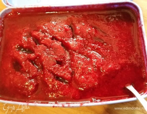 Малину соединить в сотейнике с сахаром (по вкусу), проварить 2 минуты и протереть через сито. Малиновое пюре у меня было приготовлено заранее и хранились в морозилке. Всего для данного рецепта понадобится 300 граммов малинового пюре.