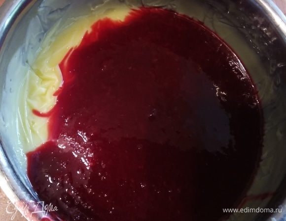 Смешать пудинг с 200 граммами охлажденного малинового пюре.