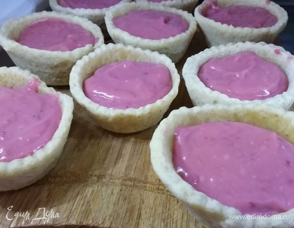 Наполнить кремом корзиночки и отправить в холодильник.