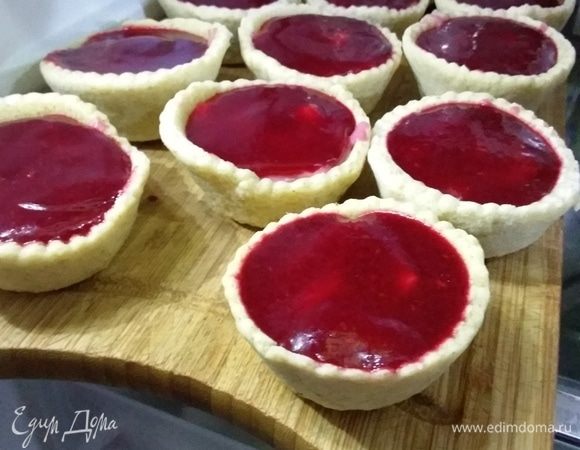 Оставшееся малиновое пюре смешать с агар-агаром (2 г) и разогреть, чтобы он полностью растворился. Остудить, но не пропустить момент, когда желе начнет загущаться. Покрыть тарталетки малиновым желе и так же отправить в холодильник минимум на 2 часа.