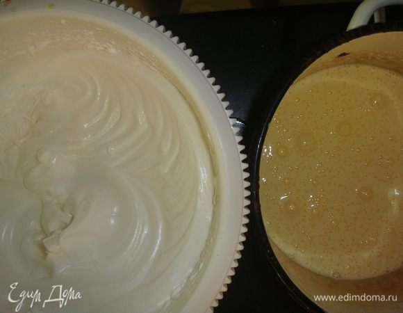 Белки отделить от желтков. К желткам добавить 50 г сахара, соль и взбивать до побеления массы. Белки взбить до увеличения в объеме в 5 раз, частями всыпать оставшийся сахар и ванильный сахар. Когда весь сахар добавили, вливаем кипяток и взбиваем до устойчивых пиков.