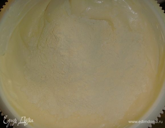 Перемешиваем две массы, просеиваем в них частями муку с разрыхлителем и аккуратно перемешиваем до однородного состояния.