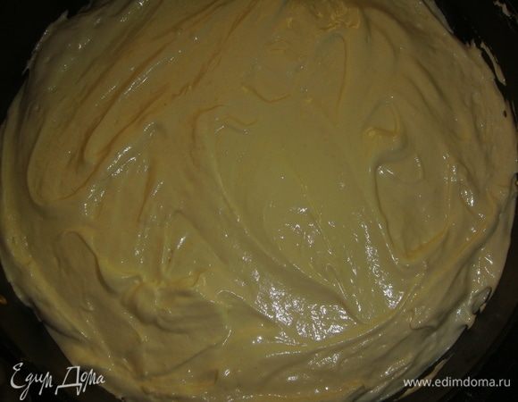 Дно разъемной формы диаметром 26–28 см застелить пергаментом и выложить тесто. Выпекать бисквит в разогретой до 170°C духовке 30–35 минут.