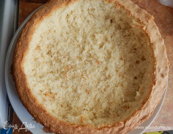 В остывшем бисквите вырезать серединку, оставив бока и дно.