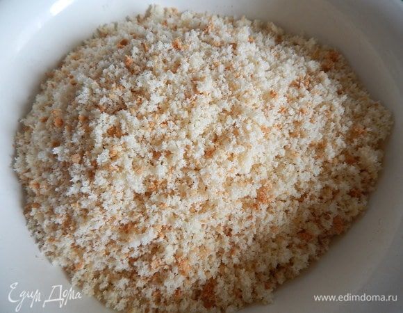 Мякоть бисквита измельчить.