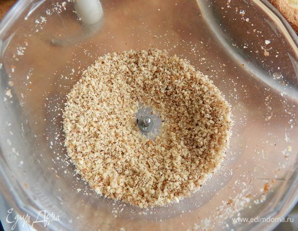 Добавить измельченные грецкие орешки и перемешать.