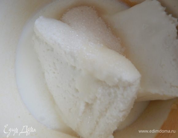 Йогурт взбить с творогом и сахарной пудрой.