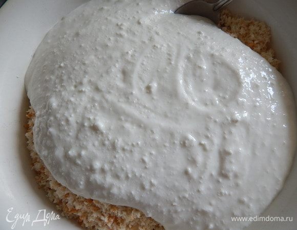 Перемешиваем бисквитные крошки с творожной массой.