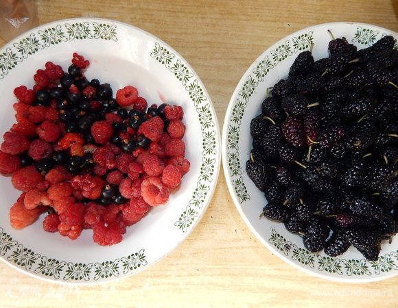 Ягоды заранее моем и обсушиваем.