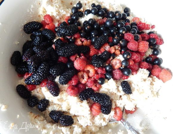 Добавляем чуть больше половины ягод к начинке и аккуратно перемешиваем, чтобы не подавить их.