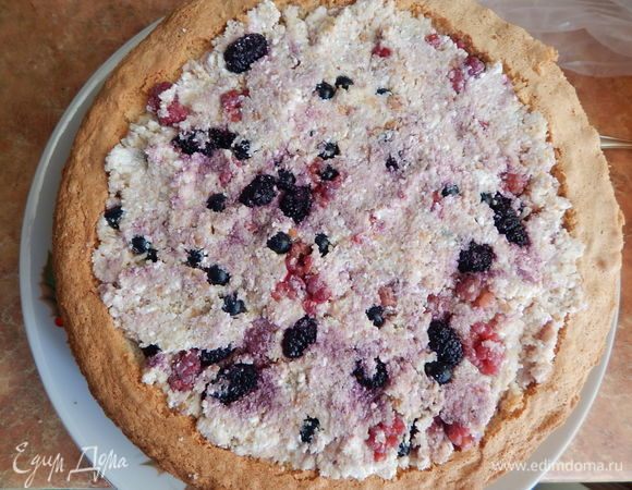 Выкладываем начинку в бисквитную корзинку, слегка утрамбовывая.