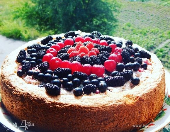 Украшаем оставшимися ягодками и отправляем в холодильник на ночь.