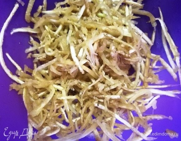 Баклажан трем на терке для корейской моркови. Хорошо отжимаем.