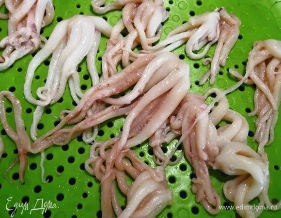 У меня щупальца молодого кальмара. Промываем и просушиваем их.