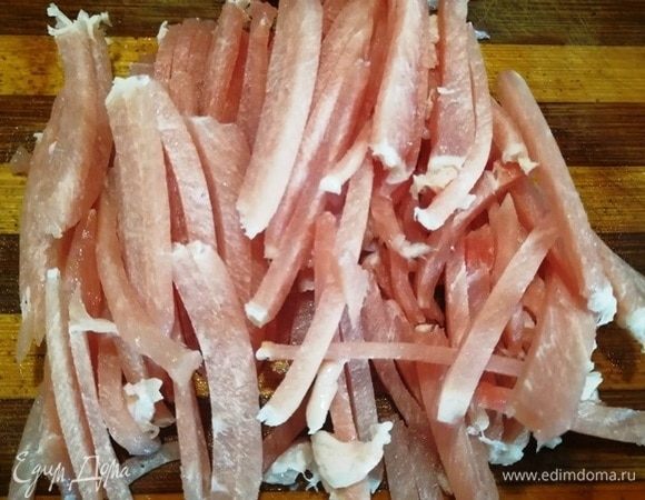 Слегка подмороженную свинину нарезаем очень тонкой соломкой.