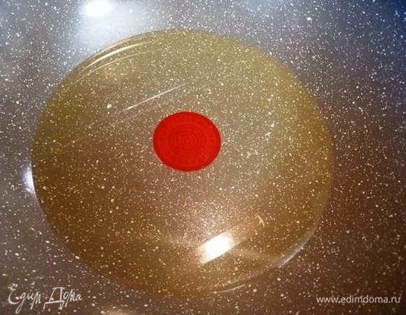 Расставляем все подготовленное ранее на расстоянии вытянутой руки. На максимальном огне разогреваем вок или сотейник с кунжутным маслом.